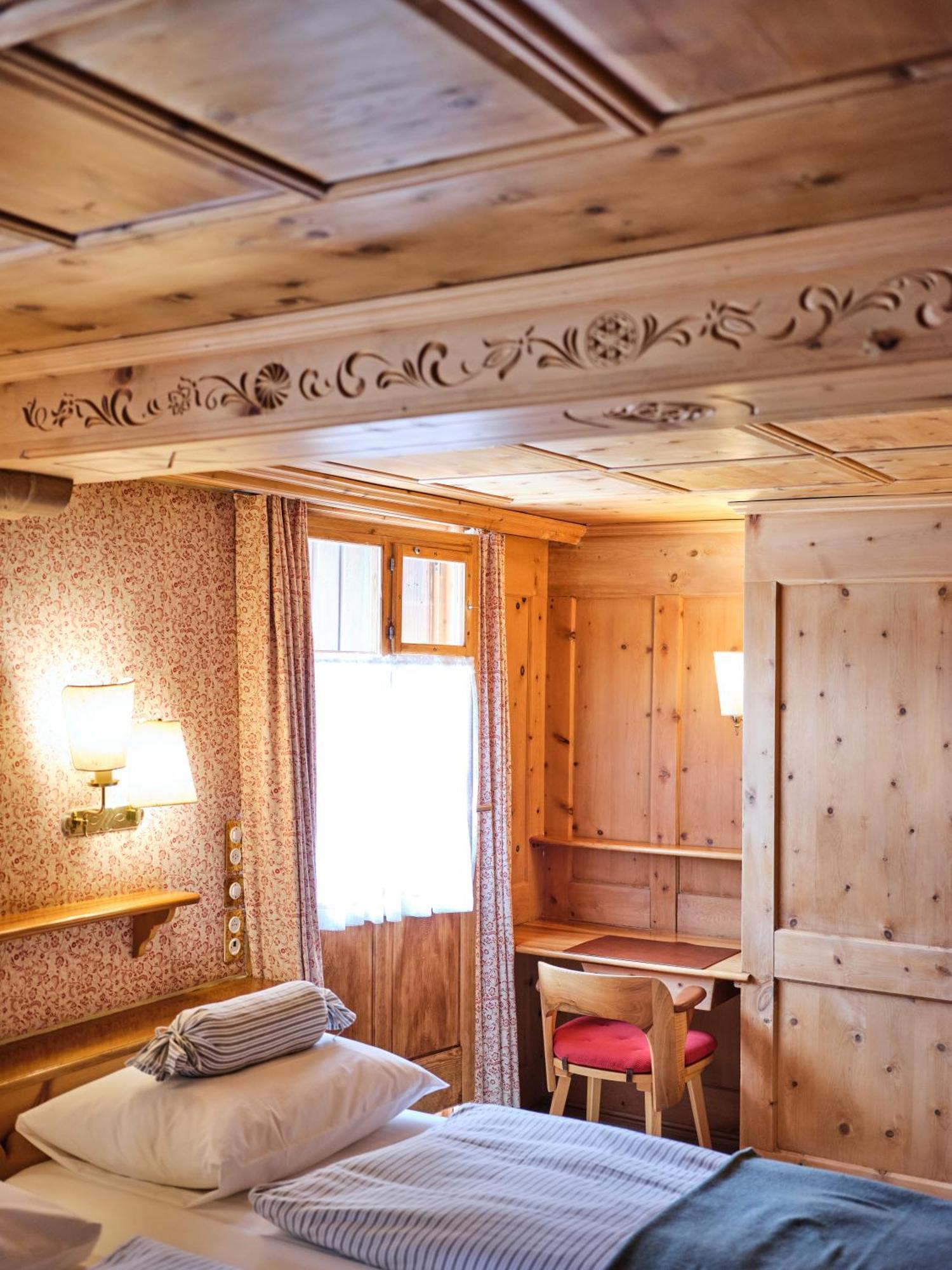 Romantik Hotel Chesa Grischuna Klosters Bagian luar foto