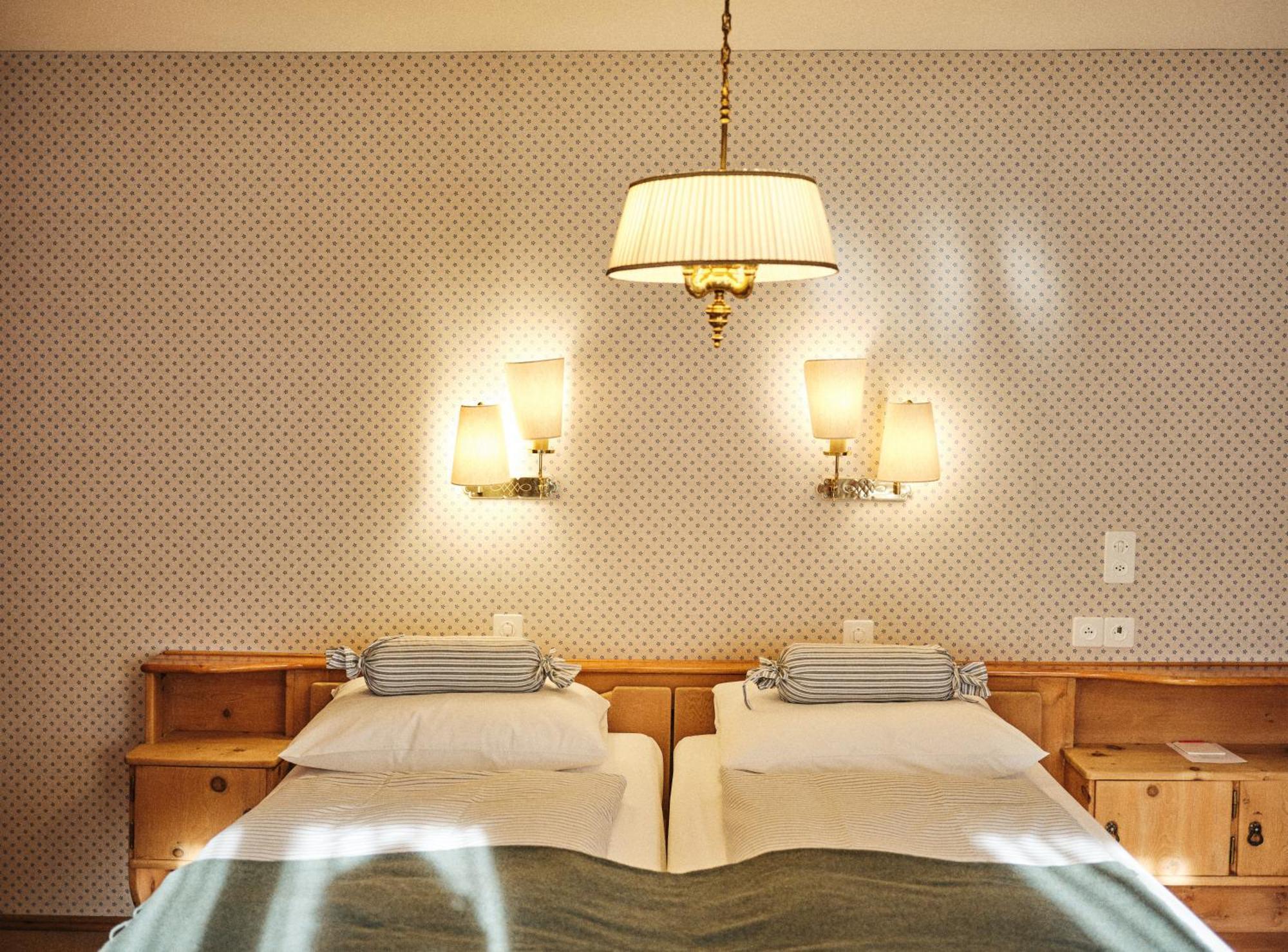 Romantik Hotel Chesa Grischuna Klosters Bagian luar foto